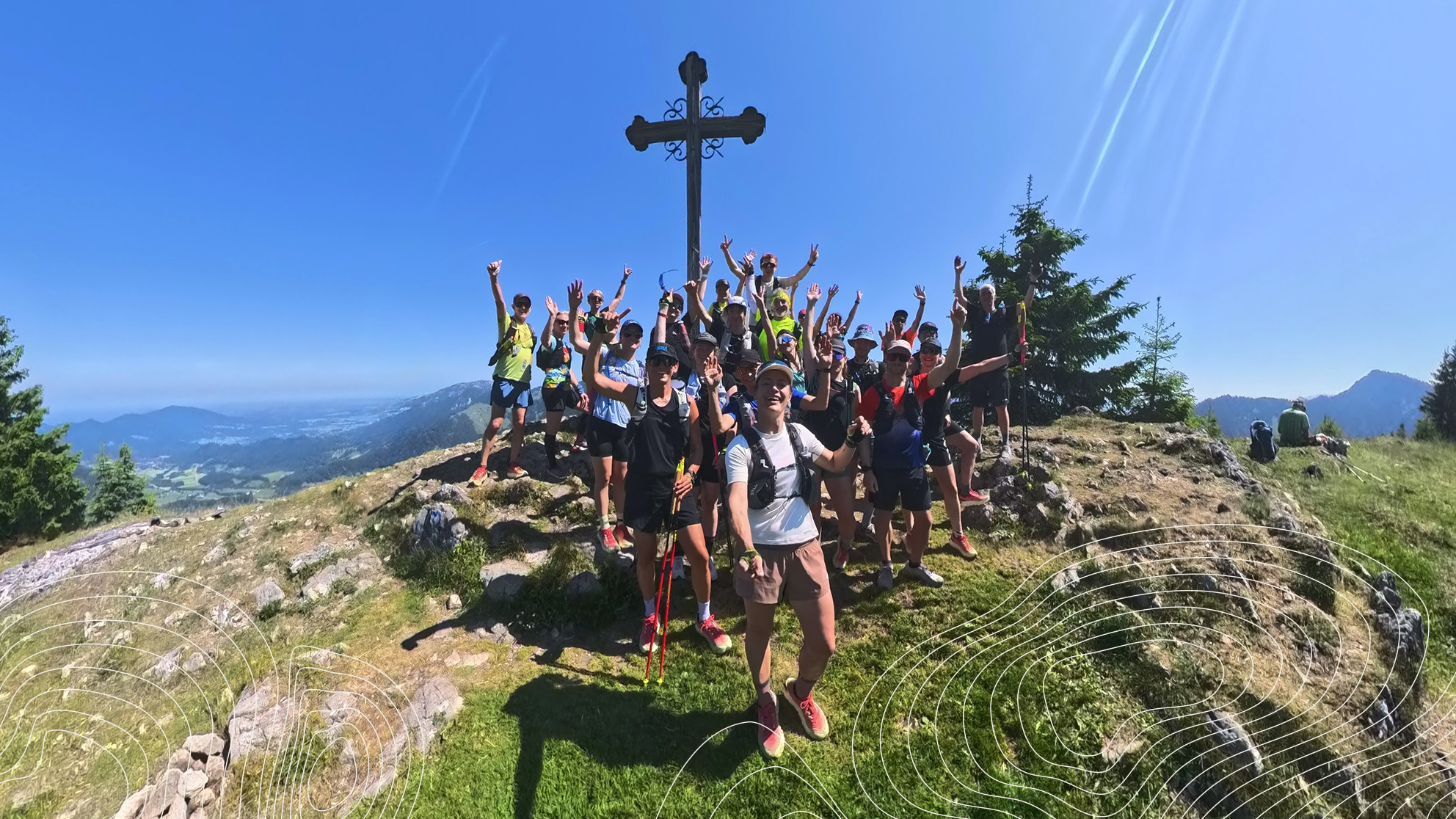 Eine Trailrunning-Gruppe gemeinsam auf einem Berggipfel