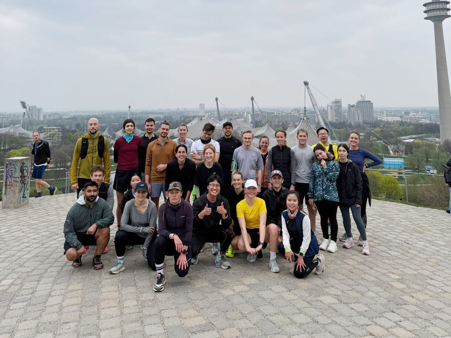 Running-Community bei einem gemeinsamen Lauf am Olympiaberg in München