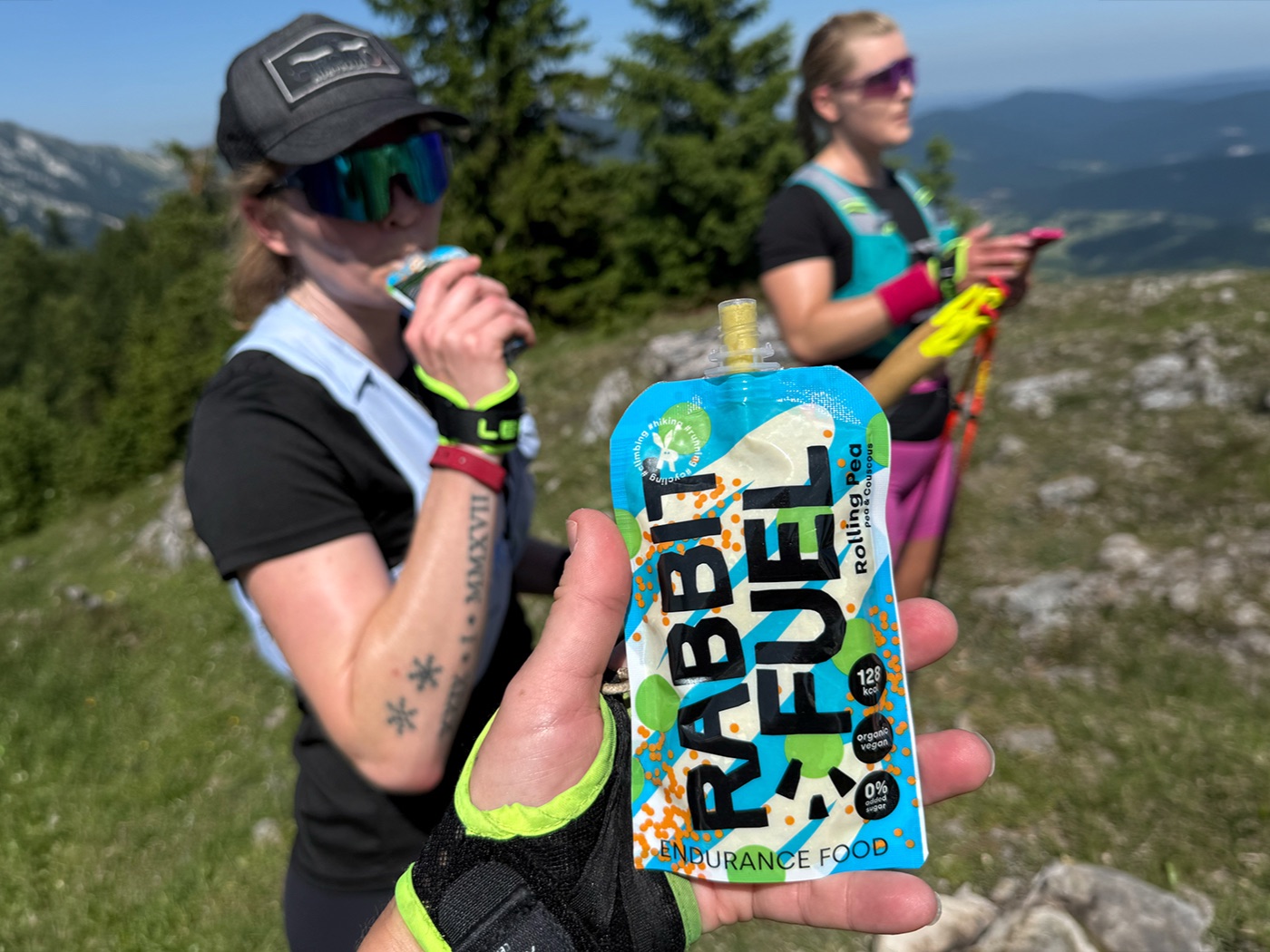 Trailrunnerinnen mit Fuel eines Event-Partners in den Bergen