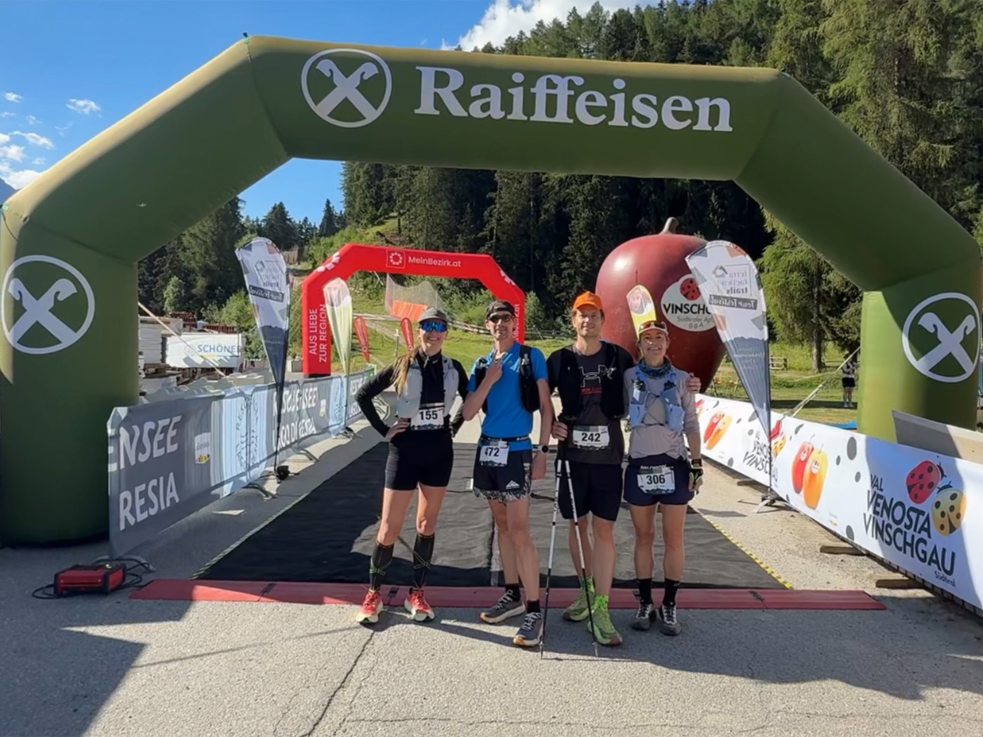 SOYL Community gemeinsam im Ziel eines Trailrunning-Rennens